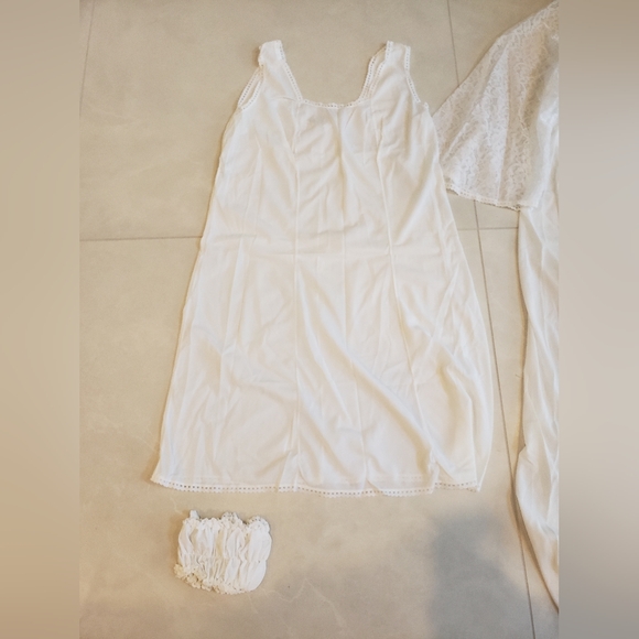 Brand new Women's Italian Size 4 Lingerie- robe, 2 nightgowns and a garter band - Picture 8 of 9